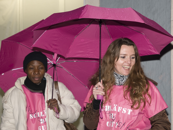 Demo: Frauen mit pinkem Schirm