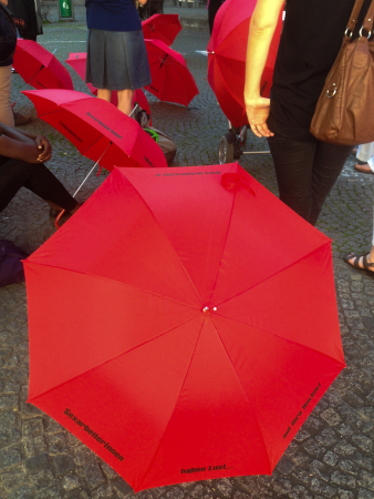 roter Regenschirm