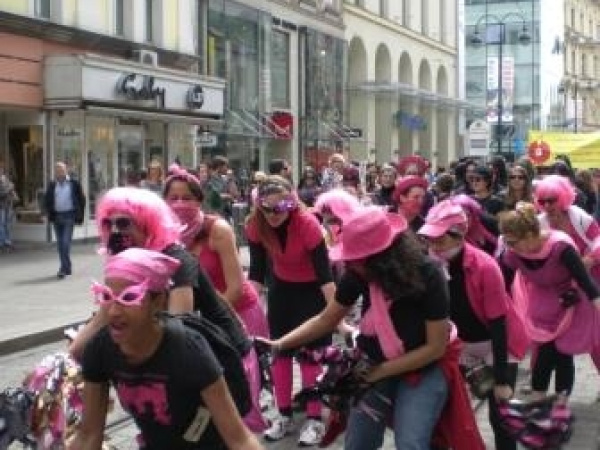 Radical Cheerleaders Demo zum 1.Mai 2010